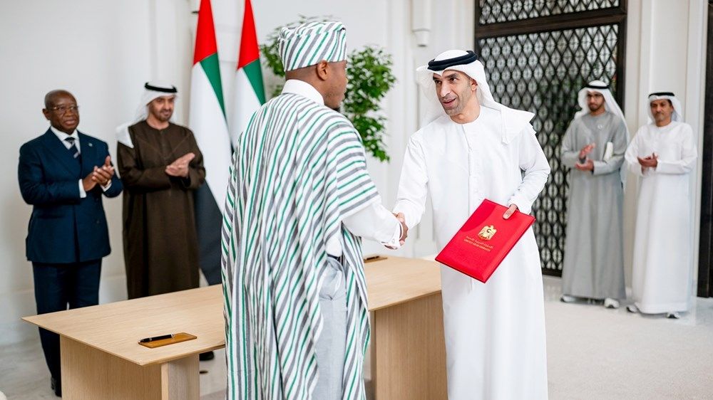 رئيس الدولة ورئيس سيراليون يشهدان توقيع اتفاقية الشراكة الاقتصادية الشاملة بين البلدين