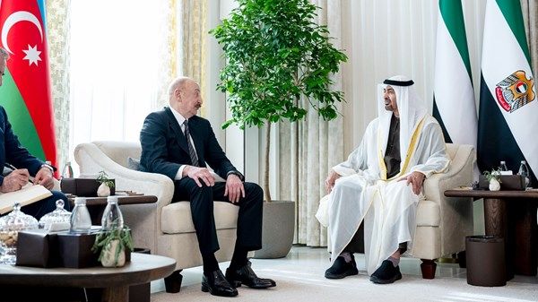 رئيس الدولة ورئيس أذربيجان يبحثان علاقات التعاون في إطار الشراكة الإستراتيجية الشاملة بين البلدين