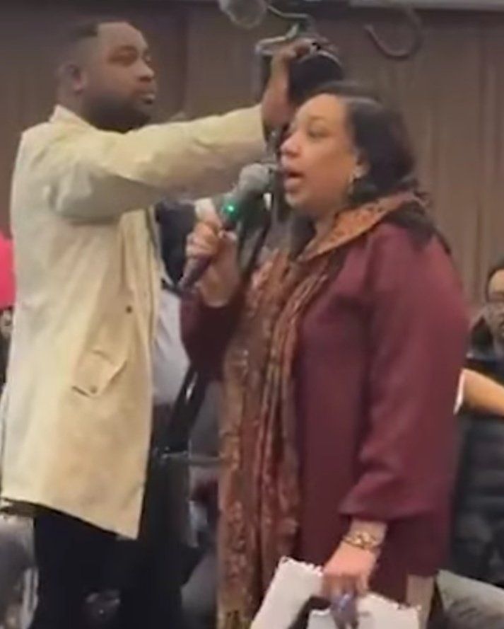 شاهد بالفيديو.. إمرأة سودانية تهاجم “حمدوك” أثناء حضوره ندوة حاشدة في لندن: (خذلتنا وما كنت قدر المنصب..تعاونت مع الكيزان وأصبحت تتاجر باسم السياسة)