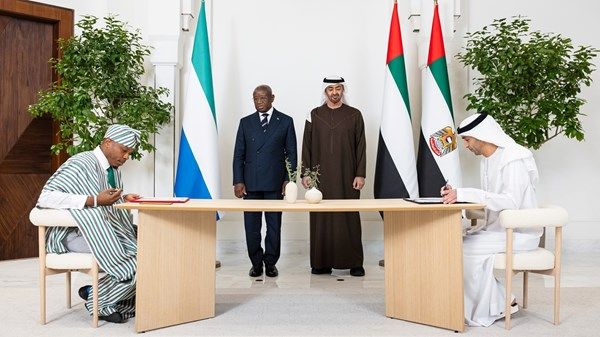 رئيس الدولة ورئيس سيراليون يشهدان توقيع اتفاقية الشراكة الاقتصادية الشاملة بين البلدين