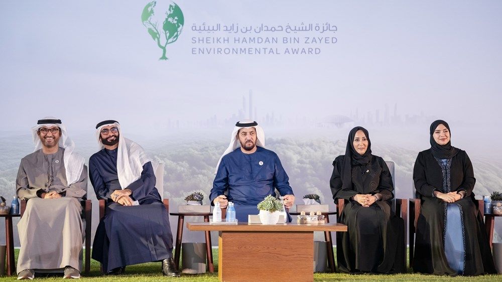 حمدان بن زايد يكرِّم الفائزين بالدورة الثانية من جائزة الشيخ حمدان بن زايد البيئية