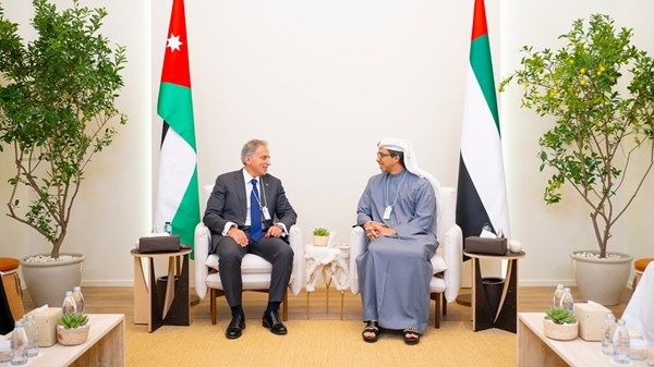 منصور بن زايد يلتقي رئيس مجلس الوزراء الأردني