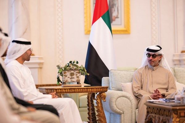 هزاع بن زايد يطّلع على أبرز الخطط الاستراتيجية والمشاريع الثقافية والسياحية في منطقة العين