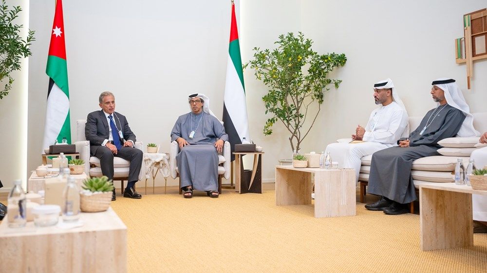 منصور بن زايد يلتقي رئيس مجلس الوزراء الأردني