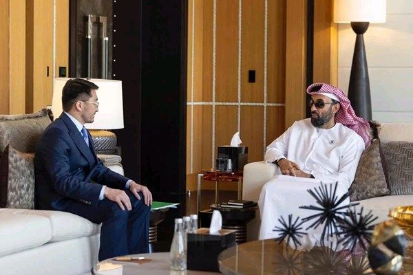 طحنون بن زايد يبحث مع جاسلان ماديف آفاق التعاون في مجال الذكاء الاصطناعي