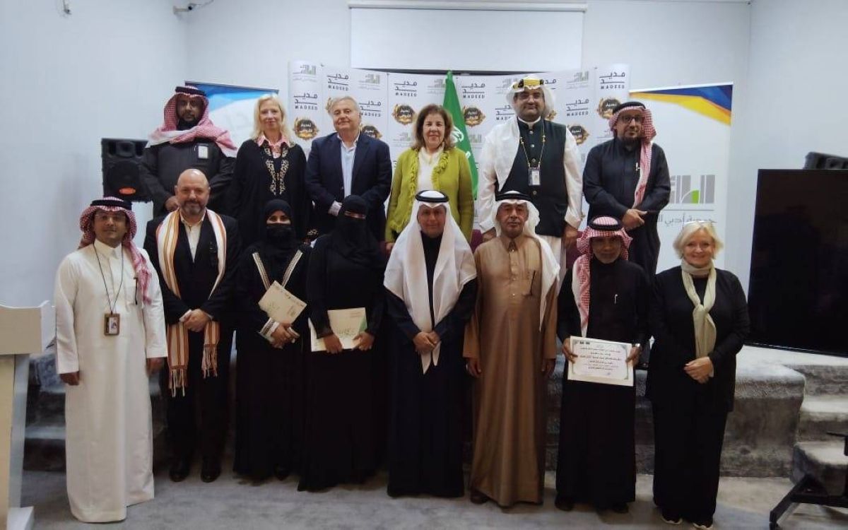 جمعية أدبي الطائف تقيم اﻷمسية الرابعة من برنامج مديد بأمسية (الورد من الدار إلى الشعر )