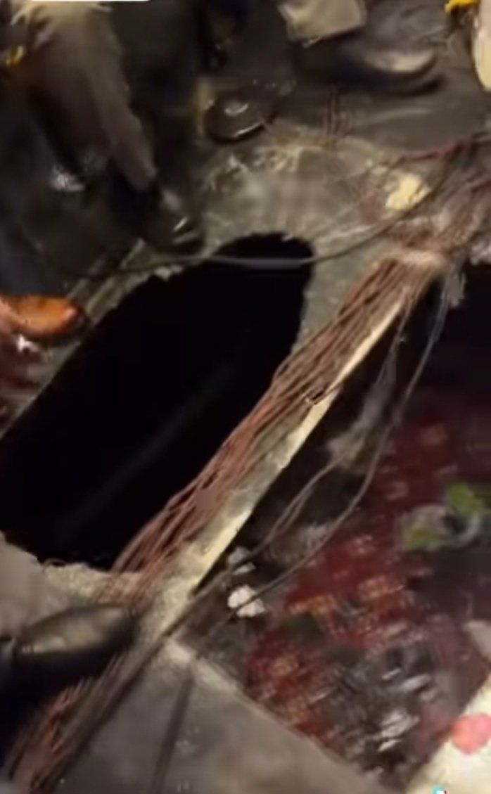 شاهد بالصورة والفيديو.. بسبب تدافع أصدقاء العريس.. انهيار المسرح في حفل زواج سوداني بالقاهرة أحياه الفنان محمد بشير وحضره المئات من الشباب