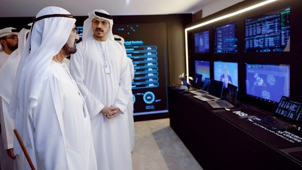 محمد بن راشد يتفقد المركز الإعلامي ومركز العمليات والأمن السيبراني للقمة العالمية للحكومات