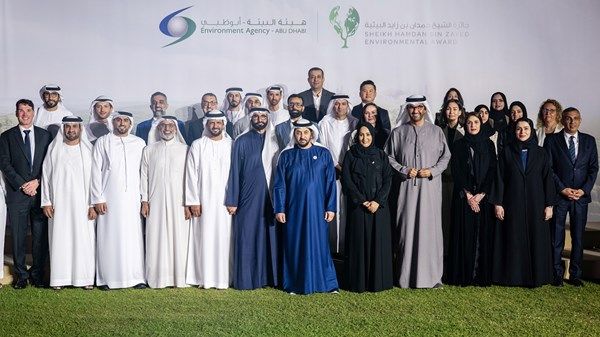 حمدان بن زايد يكرِّم الفائزين بالدورة الثانية من جائزة الشيخ حمدان بن زايد البيئية