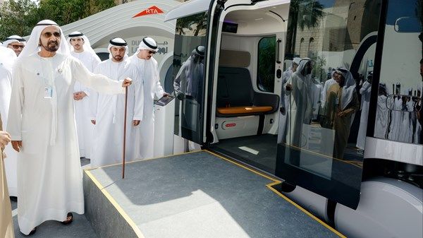 محمد بن راشد يطّلع على مشروعي «دبي لوب» و«جلايدوايز» لتعزيز التنقل الذكي والمستدام