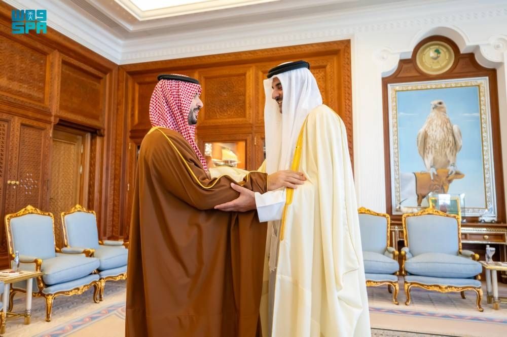 بتوجيه من القيادة.. وزير الدفاع يلتقي أمير دولة قطر