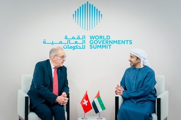 عبدالله بن زايد يلتقي رئيس الاتحاد السويسري على هامش القمة العالمية للحكومات
