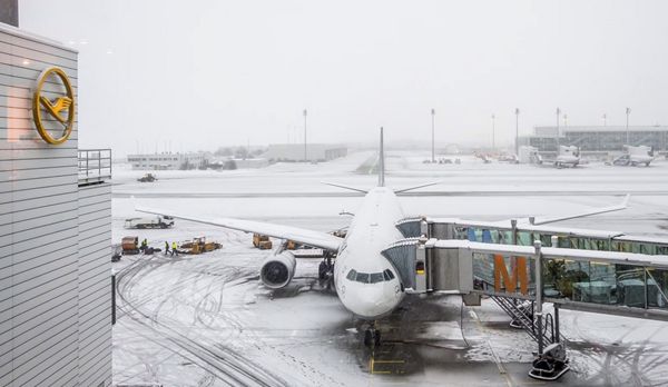 مطار فرانكفورت يلغي 100 رحلة بسبب هطول كثيف للثلوج