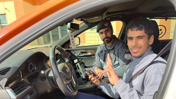 شرطة أبوظبي تسعد طفلاً بتحقيق أمنيته بأن يكون شرطياً