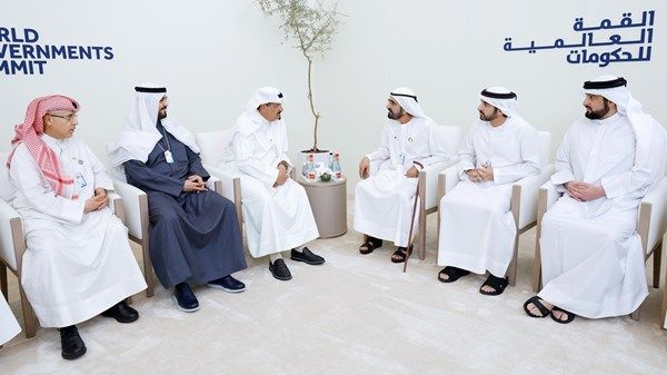 محمد بن راشد يلتقي أحمد عبد الله الأحمد الصباح خلال القمة العالمية للحكومات
