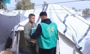 مركز الملك سلمان للإغاثة يواصل دعم غزة بتوزيع سلال غذائية جديدة للنازحين جنوب القطاع