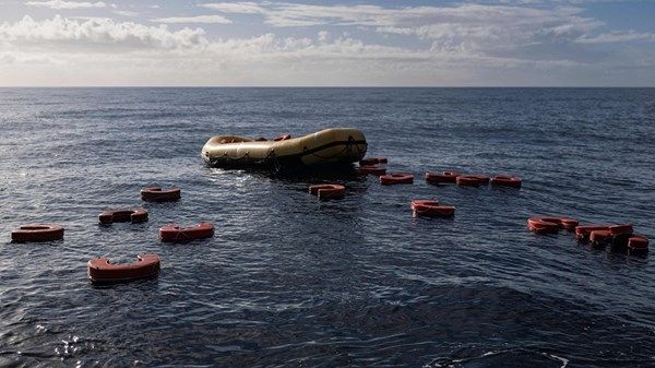 اليونان: 15 قتيلاً في تصادم زورق مهاجرين مع سفينة خفر السواحل