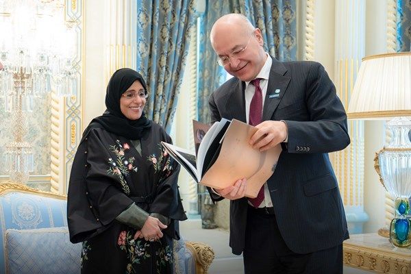 جواهر القاسمي ومفوض شؤون اللاجئين يبحثان آفاق التعاون الإنساني العالمي