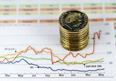 الذهب يتراجع متأثراً بقوة الدولار والفضة تنخفض 9%