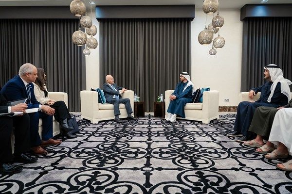 عبدالله بن زايد يلتقي المفوض السامي للأمم المتحدة لشؤون اللاجئين