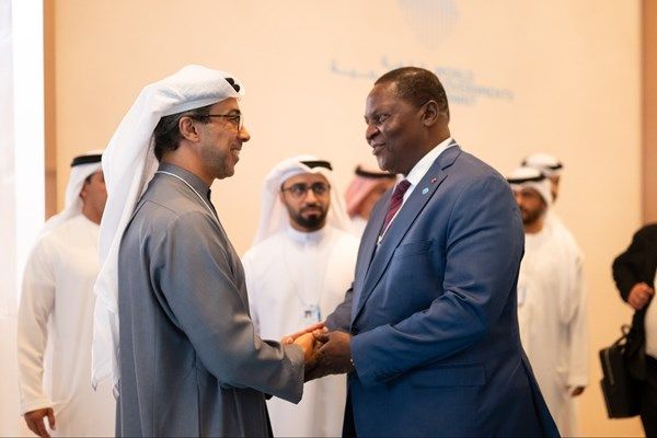 منصور بن زايد يستعرض علاقات التعاون مع رئيس جمهورية أفريقيا الوسطى