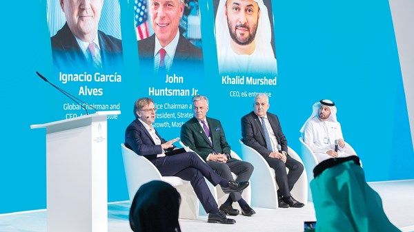 مسؤولون وخبراء دوليون يناقشون دور الذكاء الاصطناعي في حكومات المستقبل