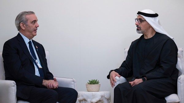 خالد بن محمد بن زايد يلتقي رئيس جمهورية الدومينيكان على هامش أعمال القمة العالمية للحكومات