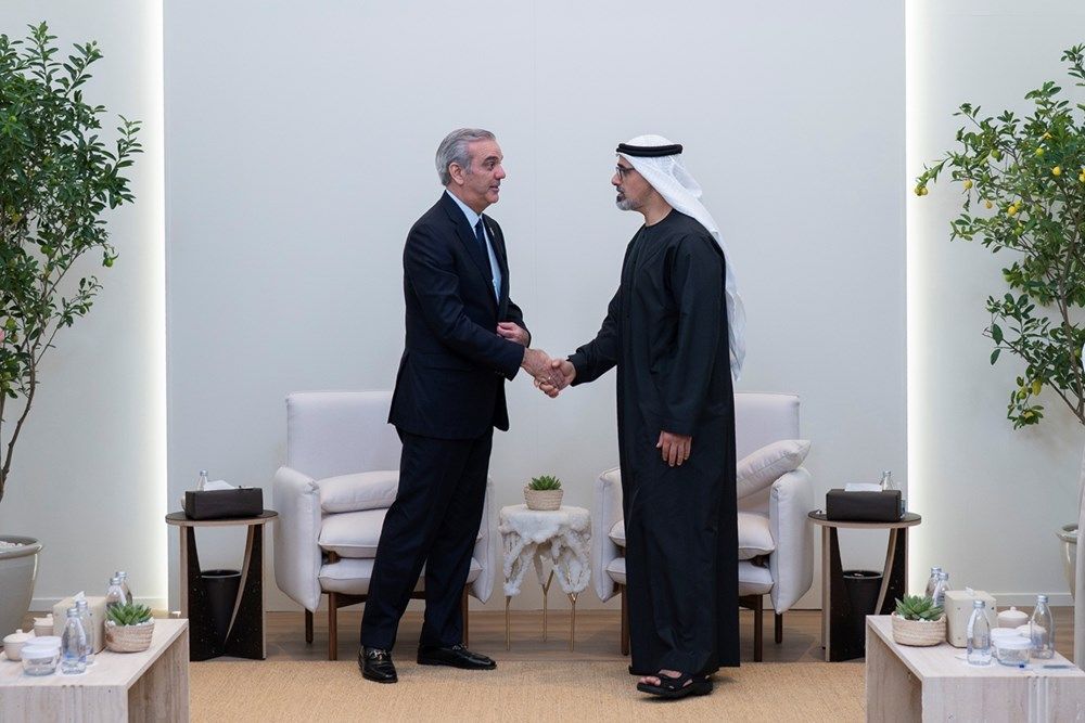 خالد بن محمد بن زايد يلتقي رئيس جمهورية الدومينيكان على هامش أعمال القمة العالمية للحكومات