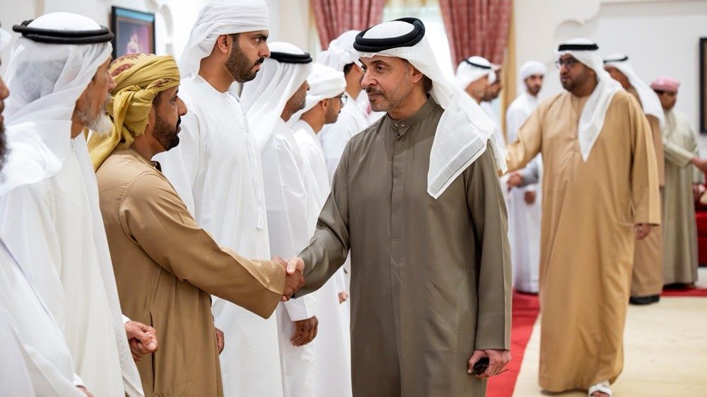 هزاع بن زايد يقدم واجب العزاء في وفاة الشيخة مريم محمد سالمين رحمه الشامسي