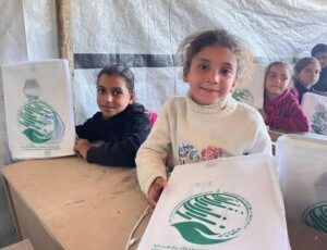 مركز الملك سلمان للإغاثة يوزّع الكسوة الشتوية على طلاب المدارس جنوب قطاع غزة