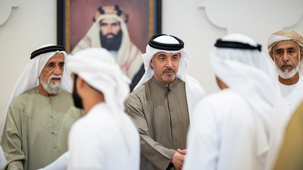 هزاع بن زايد يقدم واجب العزاء في وفاة الشيخة مريم محمد سالمين رحمه الشامسي