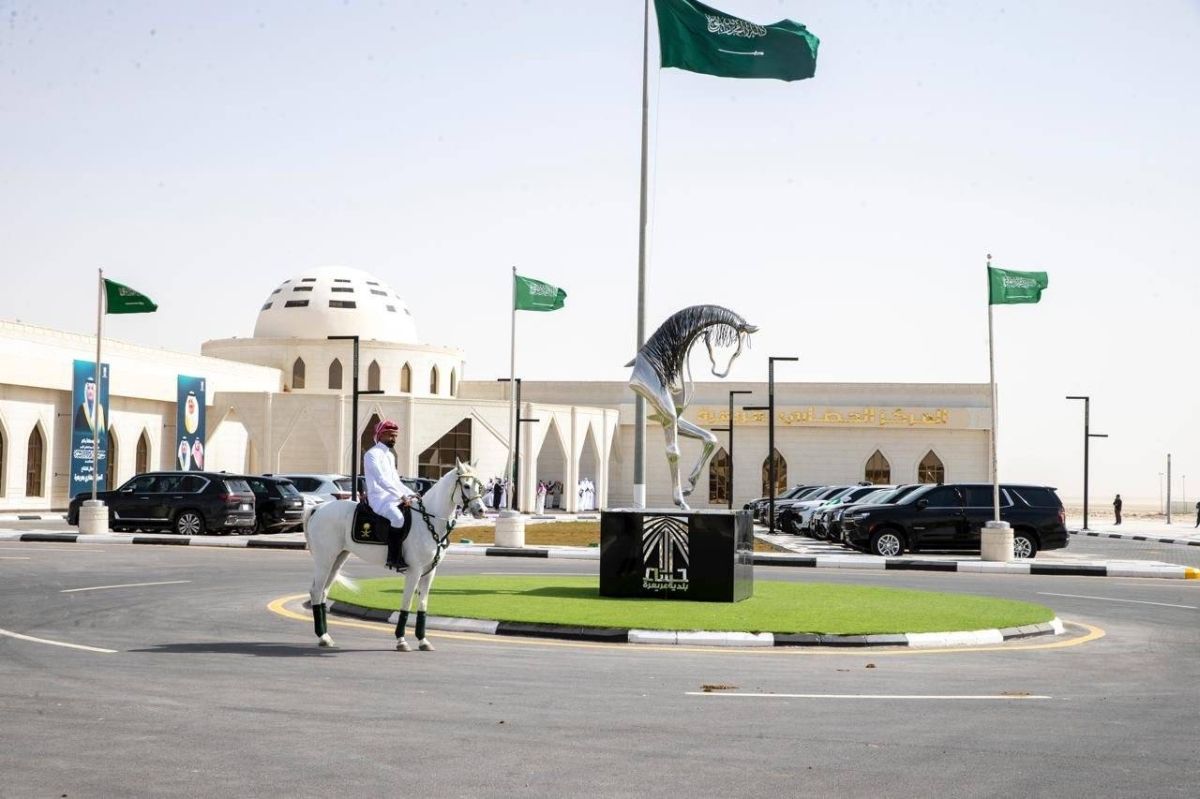 محافظ الأحساء يزور عددًا من مراكز المحافظة.. ويدشّن مشاريع تنموية بقيمة 40 مليون ريال