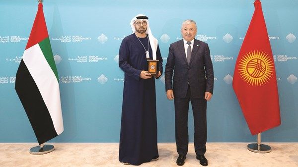 رئيس قيرغيزستان يمنح محمد القرقاوي وسام الصداقة الرئاسي