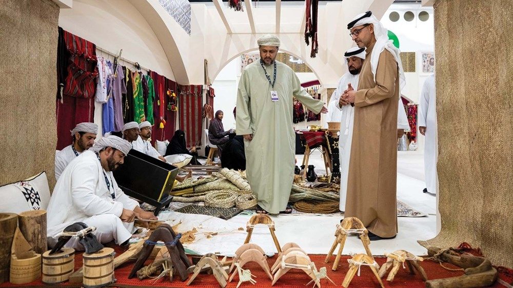 هزاع بن زايد يشهد جانباً من فعاليات النسخة الأولى من «مهرجان العين التراثي»