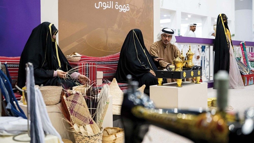 هزاع بن زايد يشهد جانباً من فعاليات النسخة الأولى من «مهرجان العين التراثي»