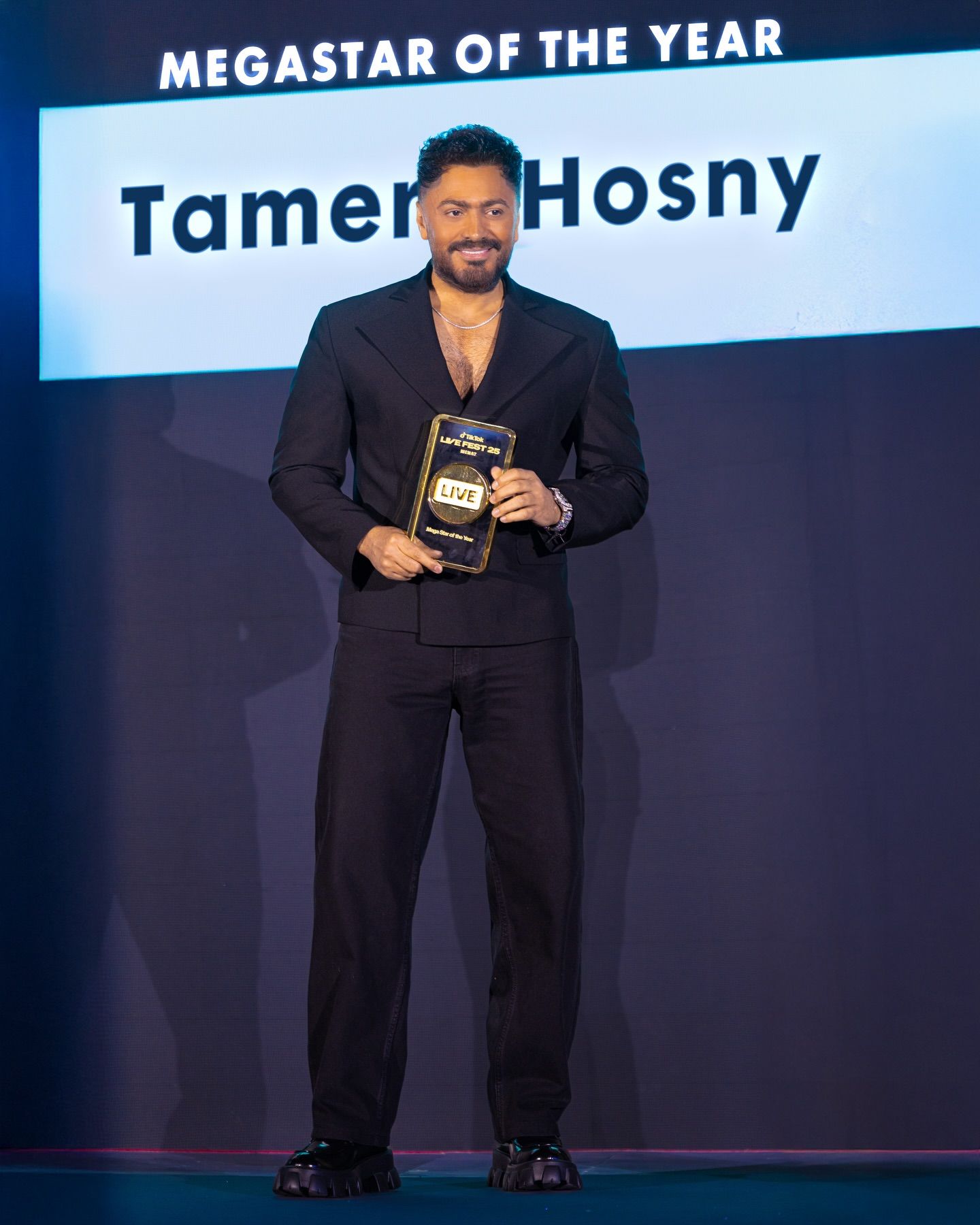 بالصور- تامر حسني يستهل عامه بإنجاز استثنائي… اقرأ التفاصيل