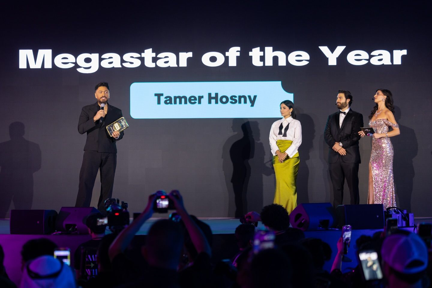 بالصور- تامر حسني يستهل عامه بإنجاز استثنائي… اقرأ التفاصيل