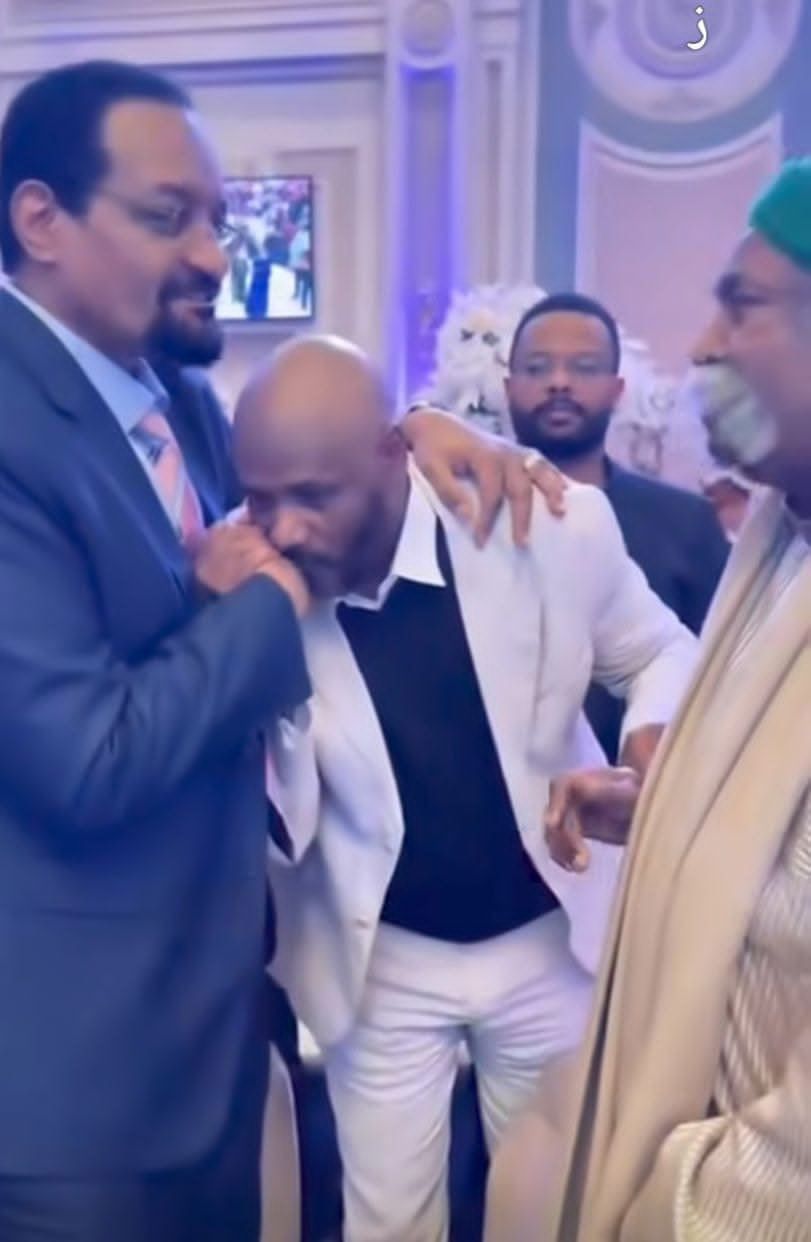 شاهد.. شيخ الأمين يتحدث عن فيديو تقبيل الفنان جمال فرفور ليده ويؤكد: (عادات وتقاليد وتحدث مع الملوك والأمراء)