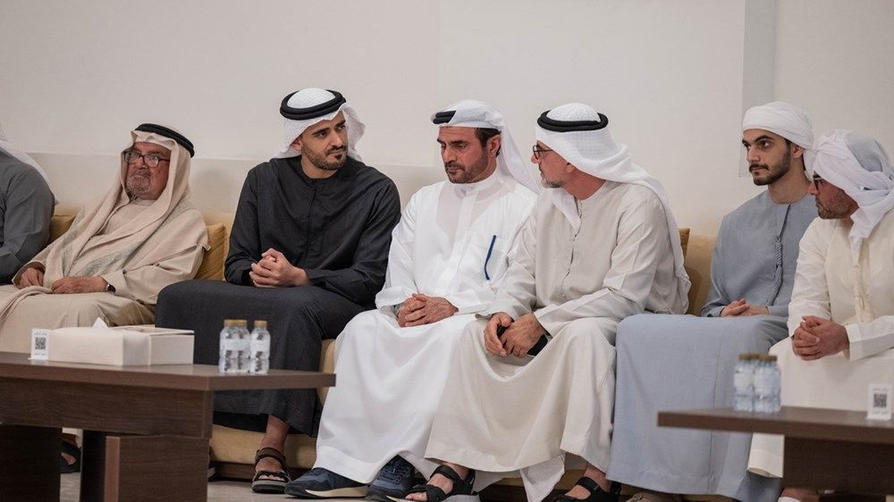 زايد بن محمد بن زايد يقدم واجب العزاء في وفاة والدة عبدالحميد محمد عبدالحميد الحوسني