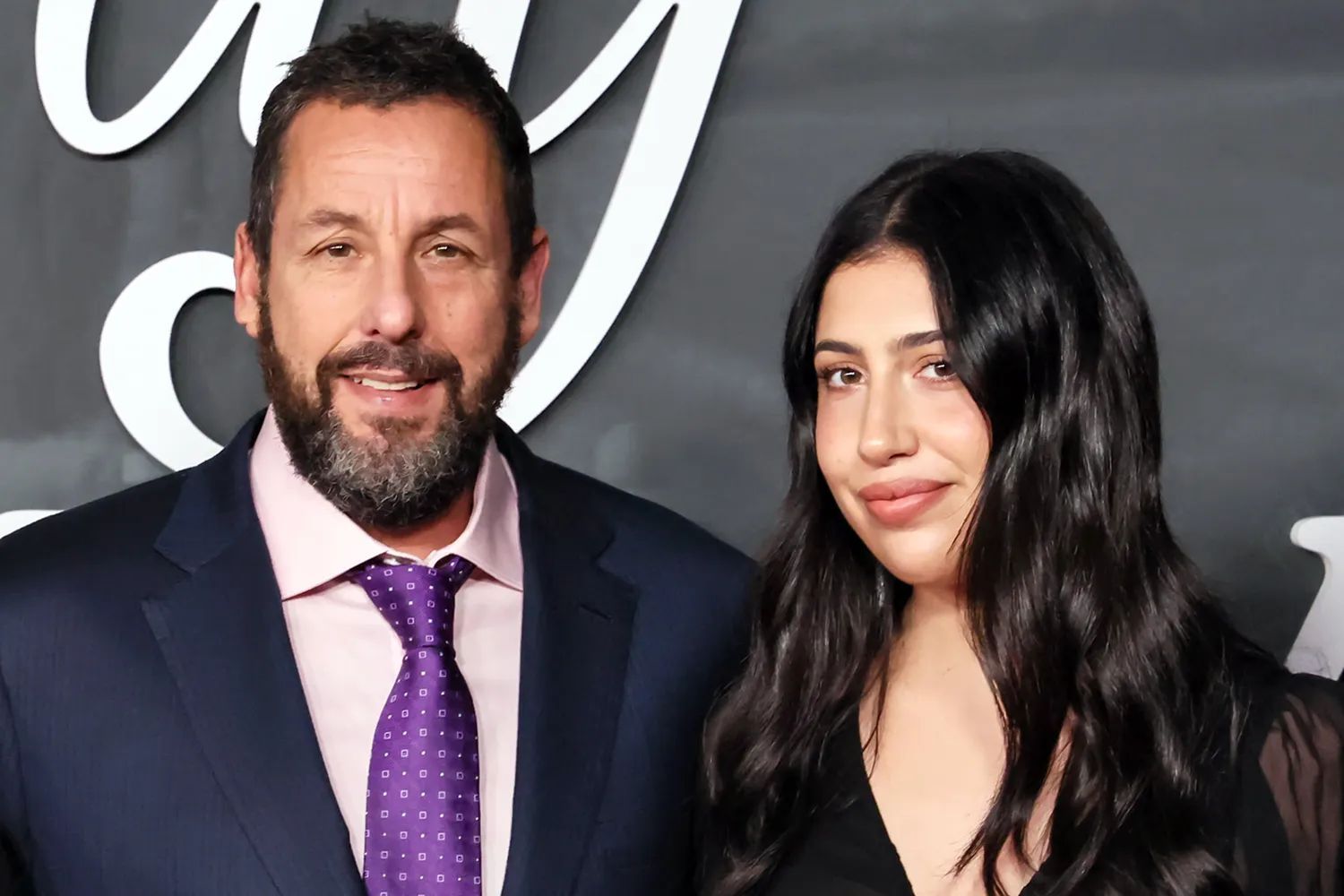 بعد ضجّة واسعة… آدم ساندلر يردّ على قصّة صادمة طاولت ابنته