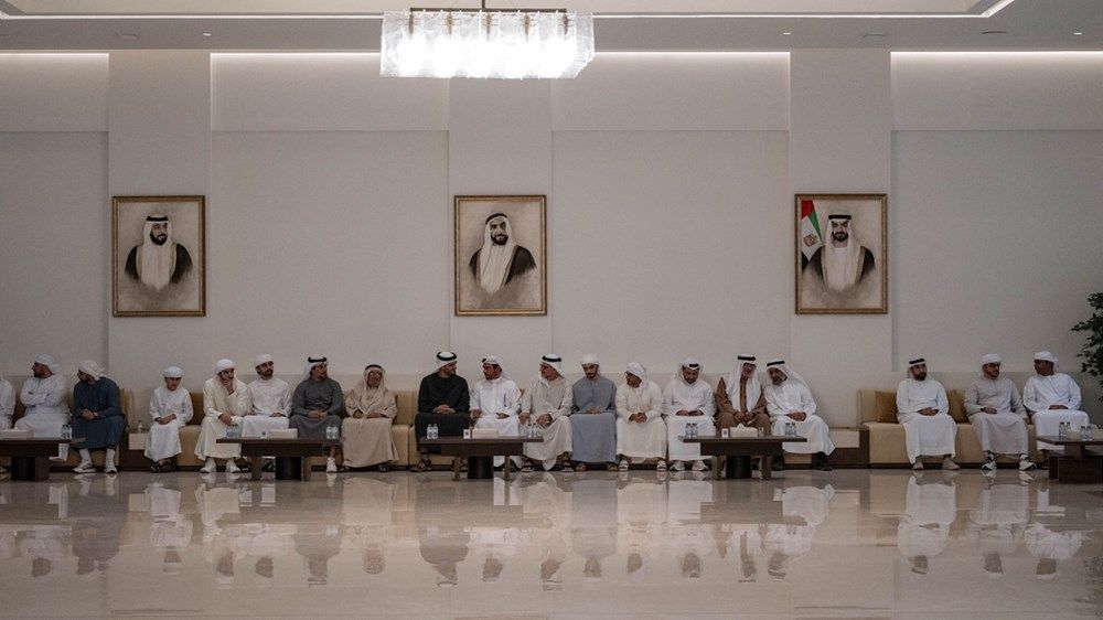 زايد بن محمد بن زايد يقدم واجب العزاء في وفاة والدة عبدالحميد محمد عبدالحميد الحوسني