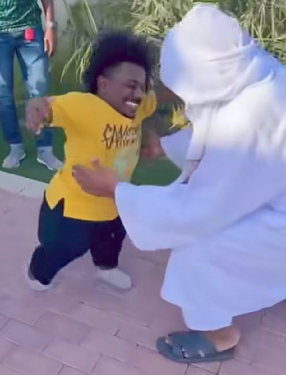 شاهد بالصورة والفيديو.. مواطنون سعوديون يزفون نجم السوشيال ميديا “حتة” ووالده يعانقه ويحتفل معه بطريقة مؤثرة