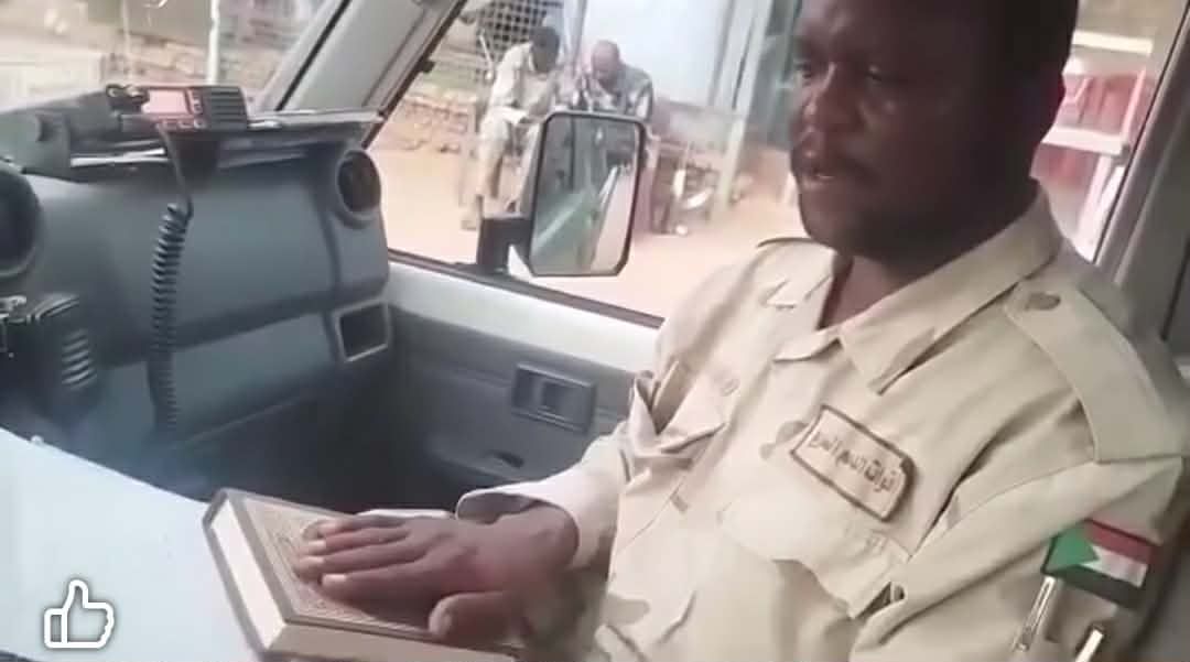 شاهد بالفيديو.. قائد ميداني من أبناء “المسيرية” يعلن انشقاقه من الدعم السريع ويقسم على المصحف بسحب كل أبناء القبيلة من المليشيا