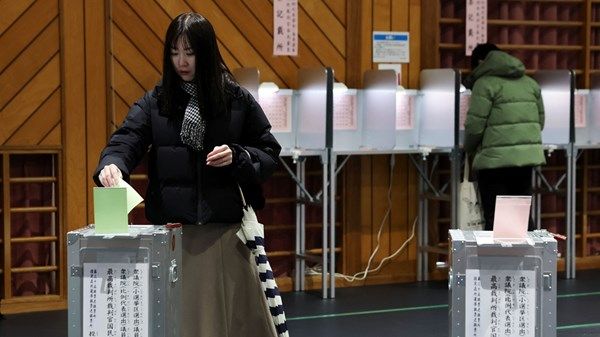 تقديرات: الحزب الحاكم في اليابان يحصد أغلبية في البرلمان