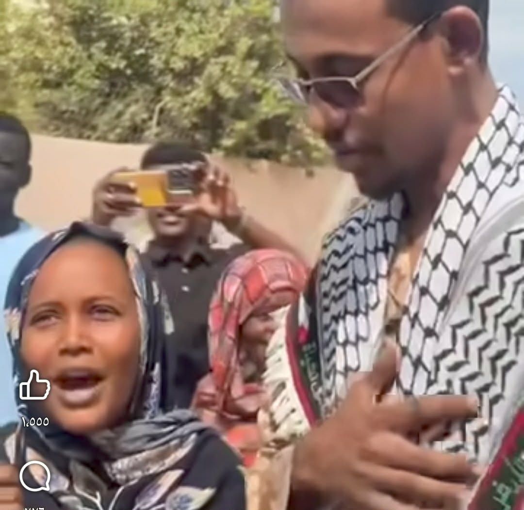 شاهد بالفيديو.. مواطنة سودانية تنهار بالبكاء فرحاً بعد رؤيتها “المصباح أبو زيد” وتدعوه لمقابلة والدها والجمهور: (جوه ليك يا سلك)