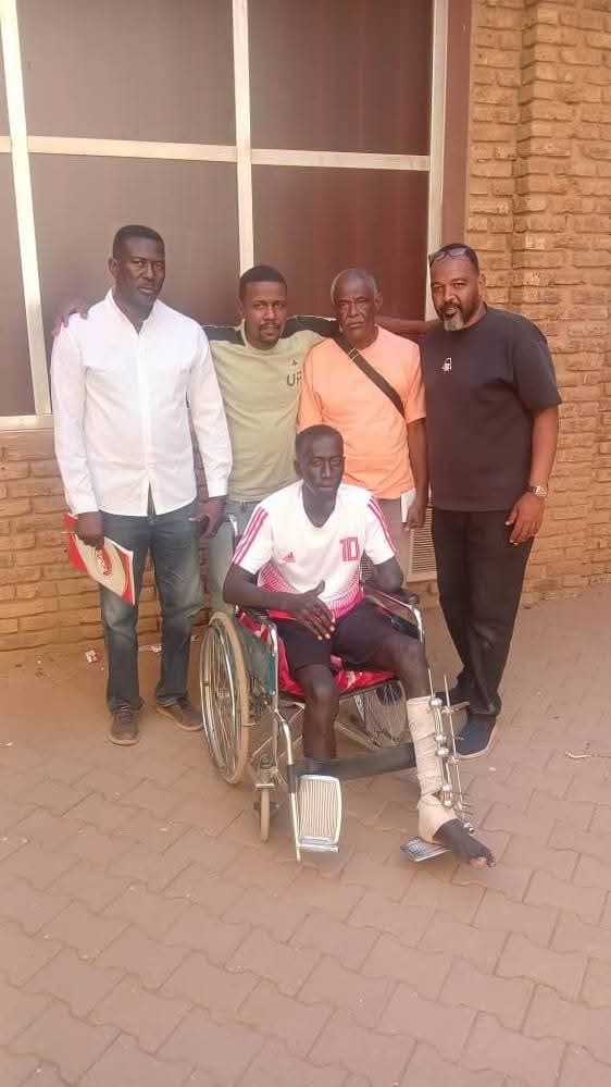 شاهد بالصور.. كان في طريقه للتوقيع لفريق الخرطوم.. لاعب سوداني يتعرض لإصابة نتيجة انفجار “دانة” تسببت في بتر يده ورجله والنادي يكرمه بعقد مدى الحياة