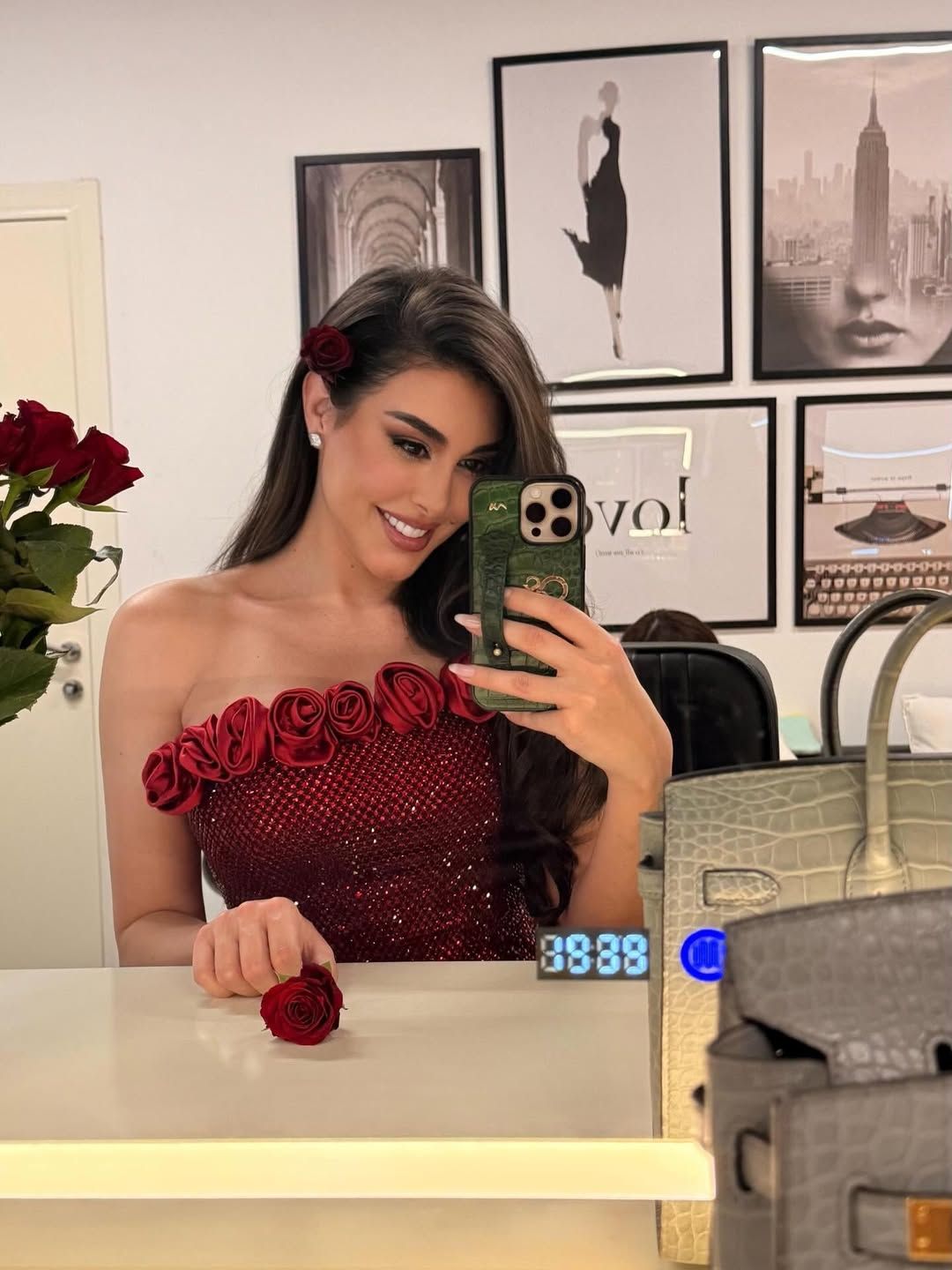 ياسمين صبري ترتدي الذهبي والورود الحمراء… عيد الحب مبكراً