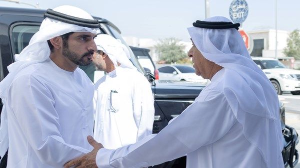 حمدان بن محمد يقدّم واجب العزاء في وفاة عمر أحمد البلوشي