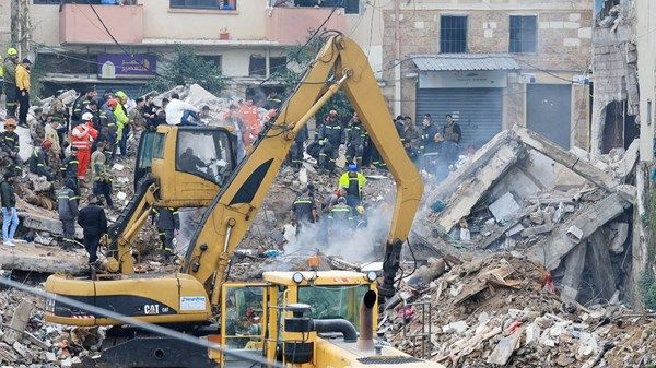 انهيار مبانٍ في طرابلس اللبنانية يودي بحياة 15 شخصاً