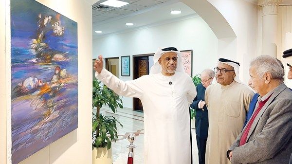 «طيوف حجرية».. يمزج بين التعبيرية الفنية والتجريب اللوني